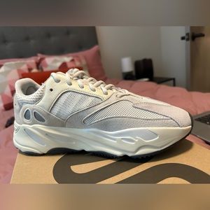 NEW/NEVER WORN Yeezy Boost 700 - Analog - Size 10.5